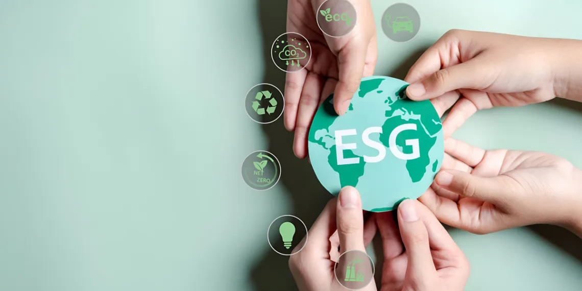 Mãos seguram um círculo verde com a sigla ESG, cercado por ícones de sustentabilidade
