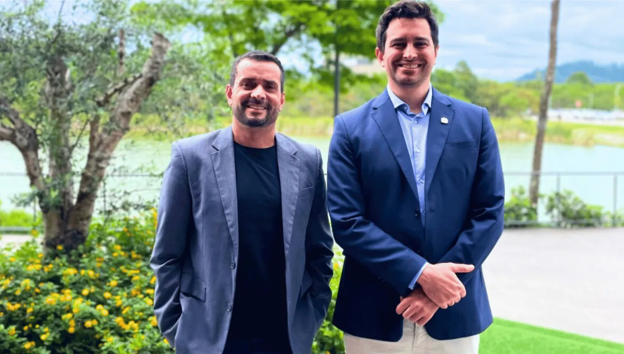 Mauricio Rodrigues, CEO da ESGreen, e Eduardo Vieira, presidente do Sapiens Parque, em área externa com lago ao fundo