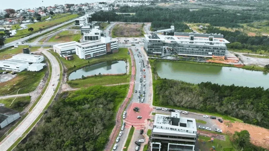 Vista aérea do Sapiens Parque, com prédios, lagos e vias de acesso