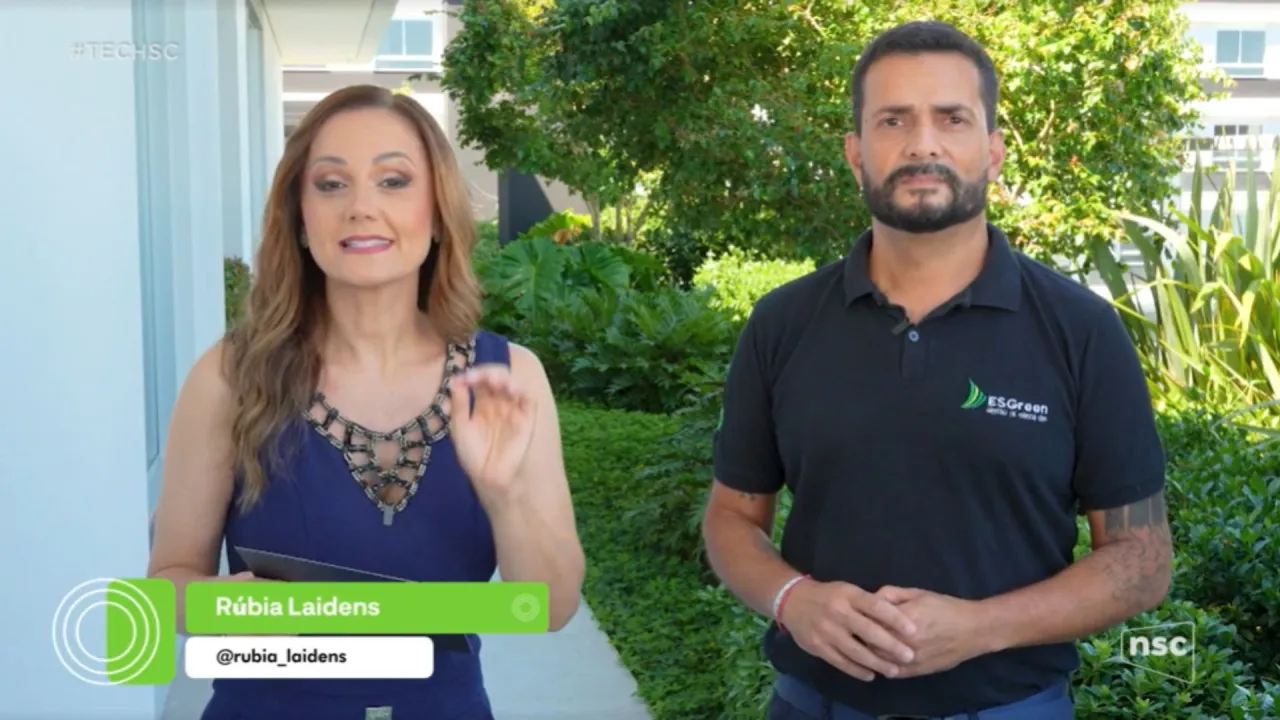 Apresentadora Rúbia Laidens, do Tech SC, ao lado de um representante da ESGreen durante gravação ao ar livre